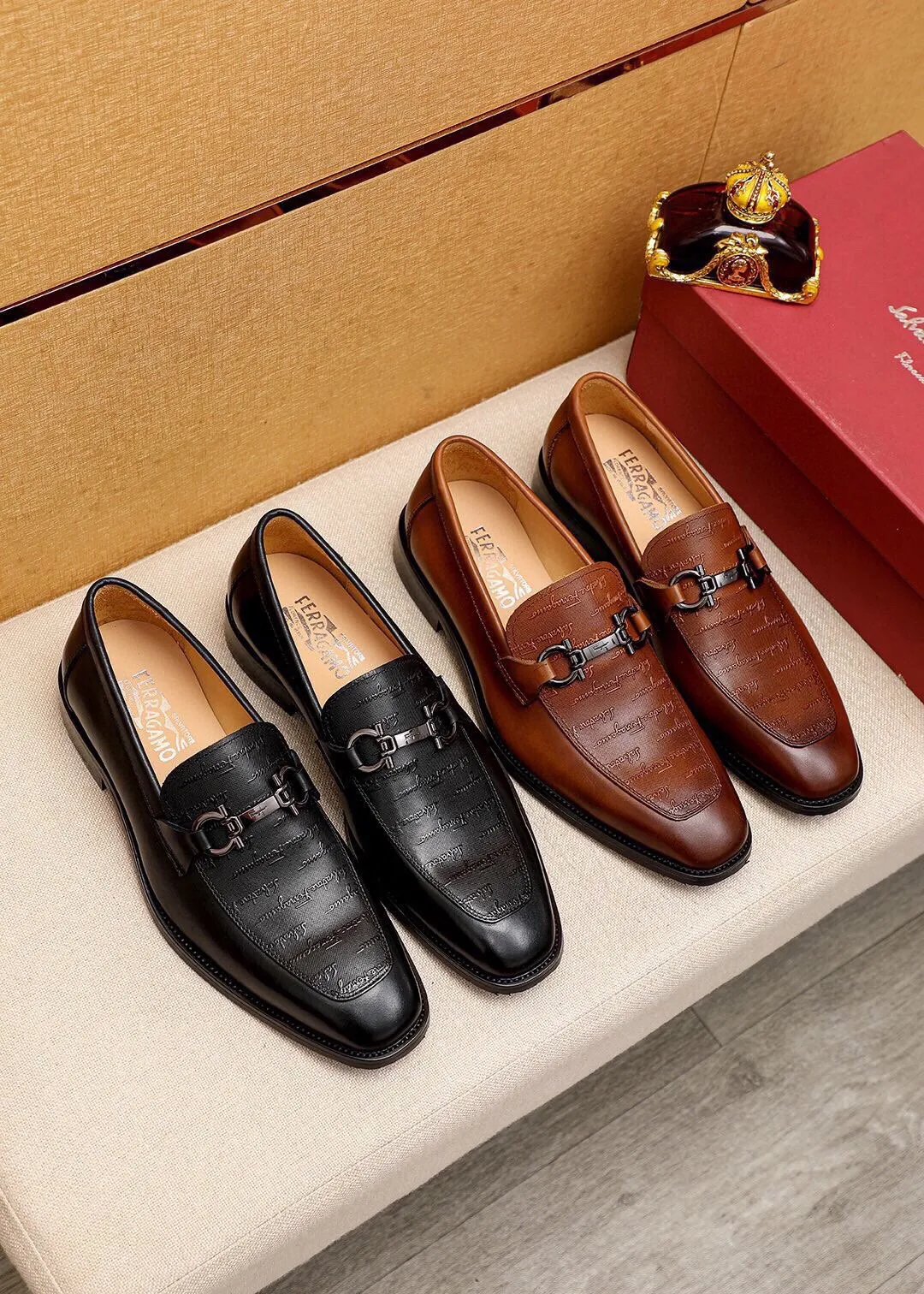 Men's shoes 💰460 💐 Product trademark: Ferragamo "Ferragamo" casual leather shoes Regular size: 38-44 (45.46.47🉑️Customized) Product materials: Selected imported first-layer calfskin embossed upper + luxury hardware buckle, imported water-dyed cow leather lining. Strong three-dimensional visual effect, original outsole color: 2 colors available